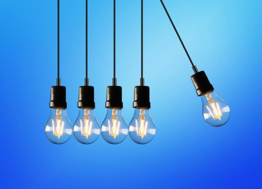 IT-Trends: 5 Glühbirnen hängen nebeneinander, wie ein Kugelstoßpendel.